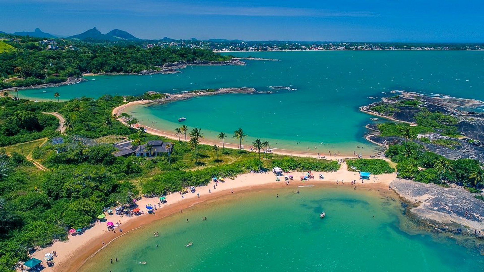 Vista aérea das praias de Guarapari com águas cristalinas